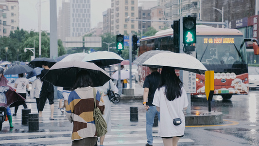 4K升格雨天路上的行人视频