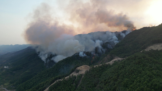 2022年8月25日 正在持续蔓延的重庆北碚缙云山山火视频