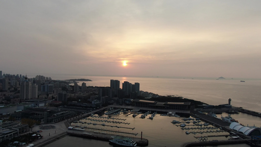 航拍山东青岛海上日出 视频