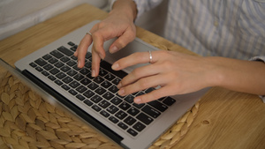 在键盘上工作的手的特写镜头远程工作键入文本一台笔记本电脑27秒视频