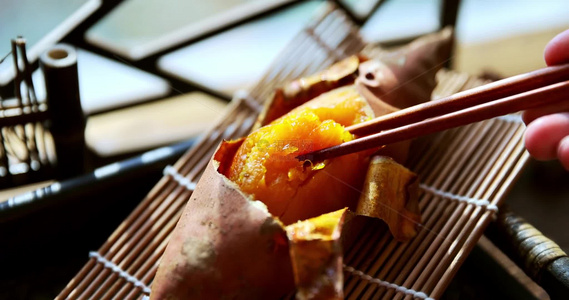 筷子夹起烤红薯烟薯糖心蜜薯视频