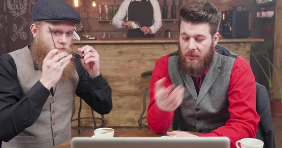 在古董酒吧与两个留胡子的男子举行非正式商业电视会议视频