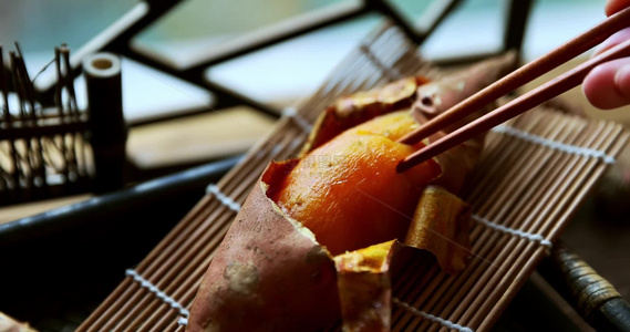 筷子夹起烤红薯烟薯糖心蜜薯视频