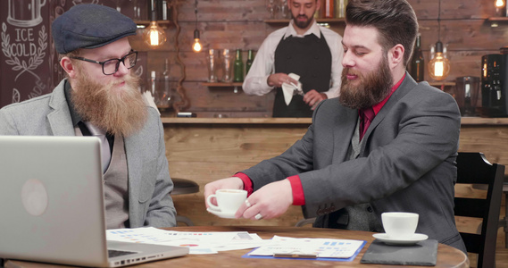 咖啡休息期间有胡子的商人为他的同事提供咖啡视频
