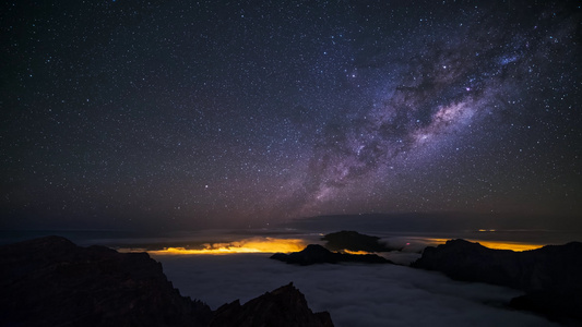 4K山脉村庄夜晚星空银河夜转日延时视频