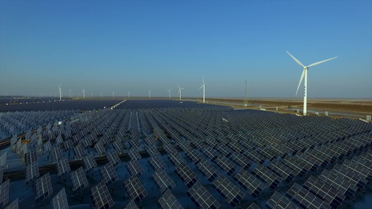 航拍太阳能风力新能源发电太阳能光伏山地光伏电站光伏新能源电站太阳能充电太阳能视频