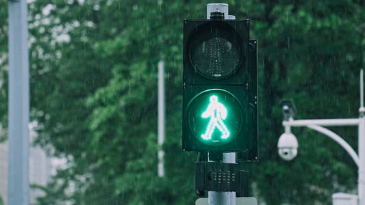 4K雨天的红绿灯视频