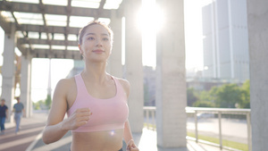 4k女性夏季运动慢跑跑步有氧跑15秒视频