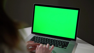 女性使用笔记本电脑工作12秒视频
