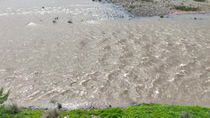 4K航拍暴雨后洪涝洪水淹没村庄洪水湍急18秒视频