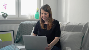 在家中远程使用电脑笔记本工作的年轻妇女11秒视频