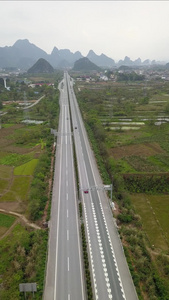 竖拍竖屏桂林高速公路风景高速城郊高速运输业视频