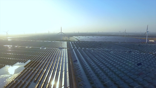 航拍太阳能风力新能源发电太阳能充电器山地光伏电站光伏新能源电站太阳能视频