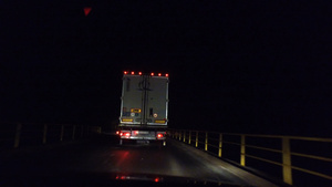 运货卡车雨夜在路上行驶30秒视频
