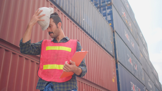 技术技师或工程师工人穿戴硬帽或头盔然后在货物运输集装箱视频