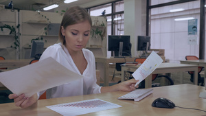 具有吸引力的在办公室工作的女性14秒视频