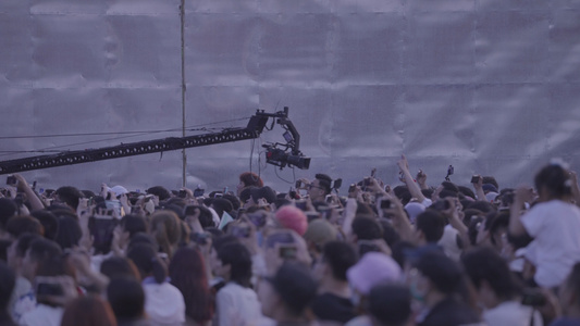 音乐节上摇臂摄影机直播演出表演现场人流气氛4k素材视频