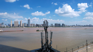 航拍城市长江蓝天白云江景天空5G信号塔移动信号接收器基站4k素材59秒视频