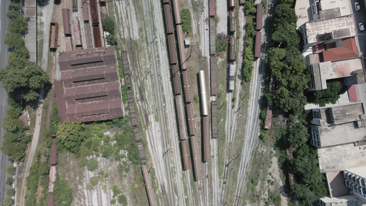 火车在铁路上商业车厢的风景观空中无人驾驶飞机视频