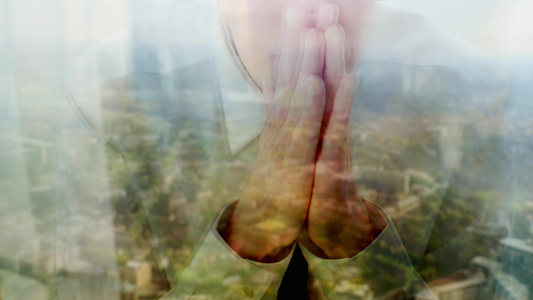 一位天主教商人对着窗户祷告的反光视频