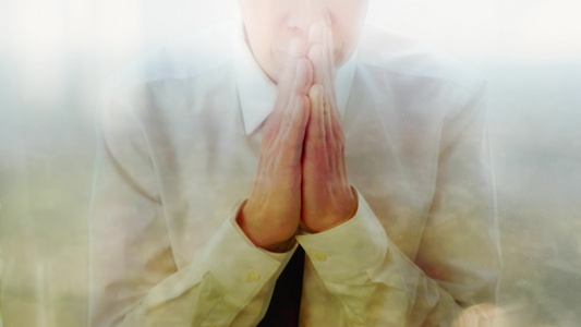 一位天主教商人对着窗户祷告的反光视频