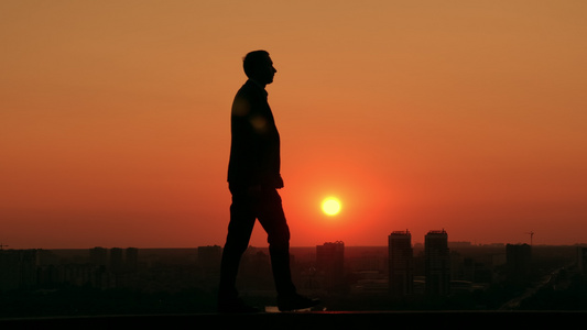 日出时在街头风景城市行走的男子视频
