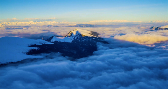 4k冬季新疆夏尔希里自然保护区大山日出云海延时视频