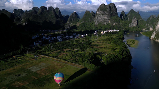 在山间飞行的热气球视频