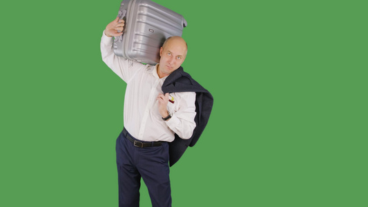 肩负着旅行手提箱旅游男子在绿色背景视频