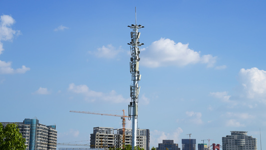 航拍城市蓝天白云天空5G 信号塔电信移动信号接收器基站4k素材[信号器]视频
