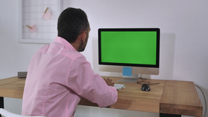 在室内使用绿幕电脑的男人8秒视频