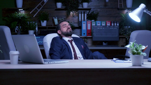 晚上深夜在办公室里一个商人正在睡觉23秒视频