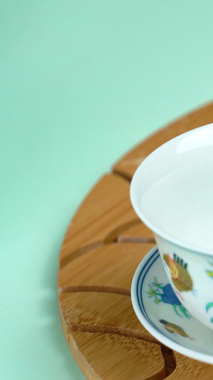 向茶碗中添加茶叶中式茶15秒视频