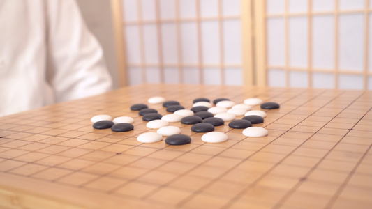 4k居家老人切磋棋技视频