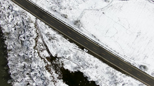 俯拍雪中的公路雪景航拍视频45秒视频