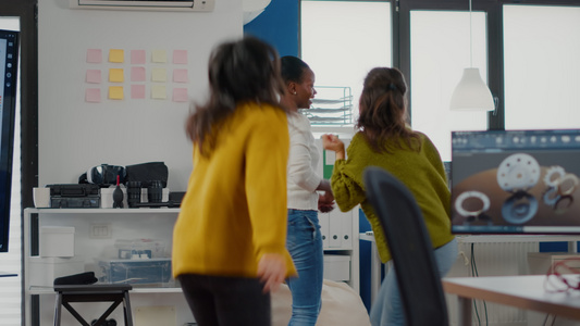 多种族多民族幸福的妇女在创办企业办公室愉快地跳舞视频