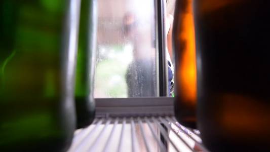 从冰箱里拿啤酒的阿西亚人视频