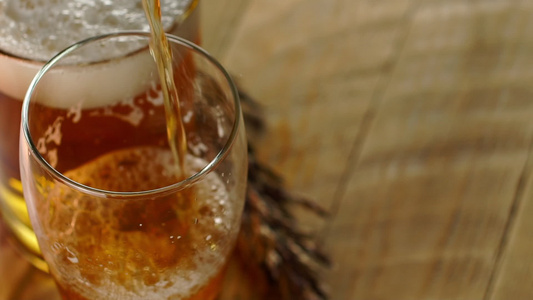 倒在啤酒玻璃室的安伯啤酒用于文本视频