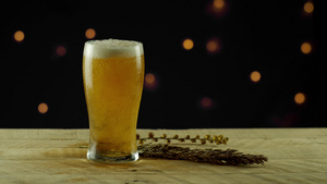倒在啤酒玻璃室的安伯啤酒用于文本30秒视频