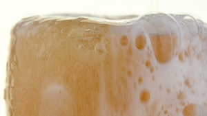 啤酒泡沫溢出29秒视频