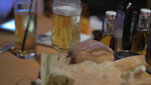 啤酒和不同种类的面包作为零食14秒视频