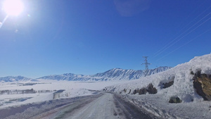 行驶在新疆乡村雪路77秒视频