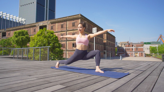 女性户外瑜伽健身视频