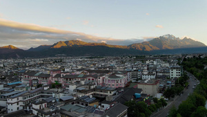 航拍清晨的丽江市区和远眺玉龙雪山34秒视频