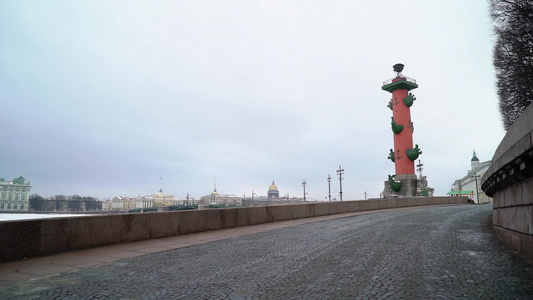 冬季日在圣彼得堡的玫瑰柱视频