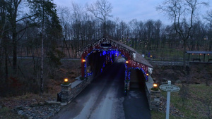无人机穿越圣诞装扮的廊桥33秒视频