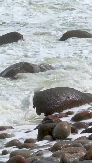 剧烈的海浪拍打岸边鹅卵石视频素材空镜头31秒视频
