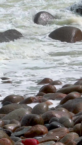 剧烈的海浪拍打岸边鹅卵石视频素材空镜头视频