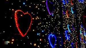 美丽城市的街道照明为情人节日12秒视频