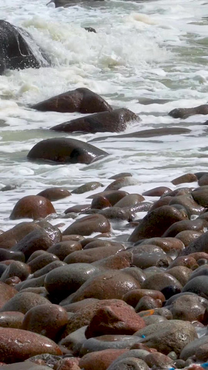 剧烈的海浪拍打岸边鹅卵石视频素材空镜头31秒视频